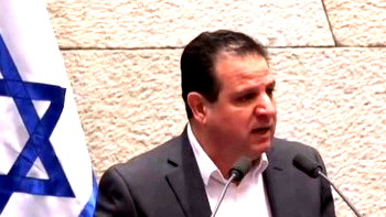 بالفيديو إنزال النائب عودة من منصة الكنيست بعد مهاجمته سياسة التجويع في غزة