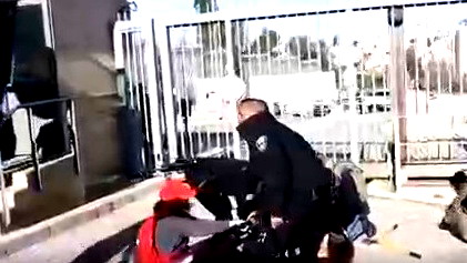 متظاهرون ضد حكومة نتنياهو يحاولون اقتحام بوابات الكنيست بالقدس والشرطة تنفذ اعتقالات