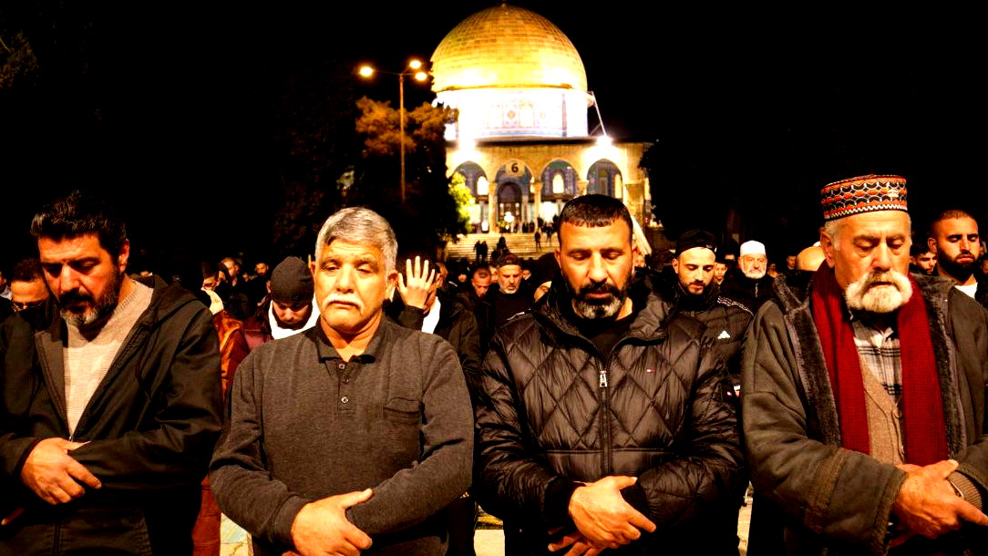  الآلاف يؤدون صلاة التراويح بالمسجد الأقصى