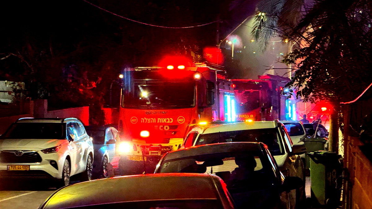 بالفيديو- اندلاع حريق داخل منزل سكني في رعنانا اللّيلة الماضية يُسفر عن ثلاث إصابات... إحداها خطيرة