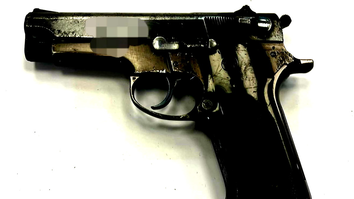 عكا: اعتقال مشتبه (22 عامًا) بشبهة حيازته سلاح وذخيرة بشكل غير قانونيّ 