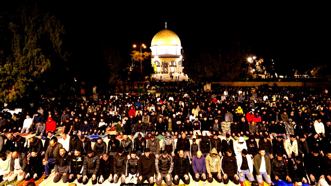 الأوقاف الإسلامية في القدس : 50 ألف مصل أدوا صلاتي العشاء والتراويح في المسجد الأقصى