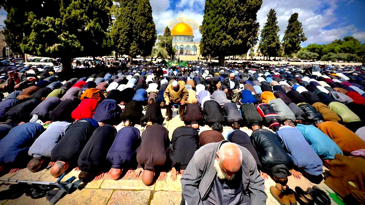 الاوقاف الاسلامية في القدس: 120 الف مصلٍ أدوا اليوم صلاة الجمعة الثانية من شهر رمضان المبارك في رحاب المسجد الاقصى 