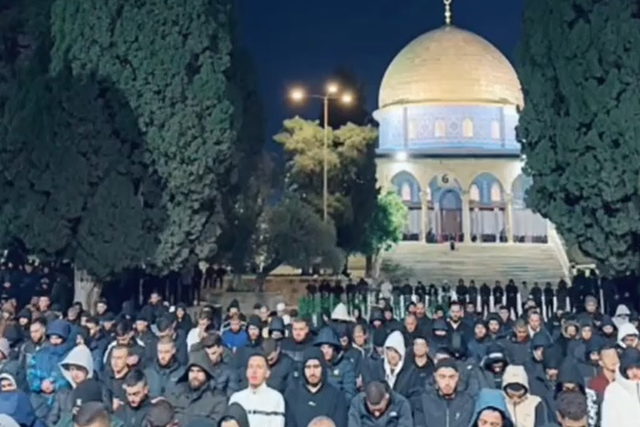 عشرات الآلاف يؤدون صلاة فجر الجمعة الثانية من رمضان المبارك في رحاب المسجد الأقصى