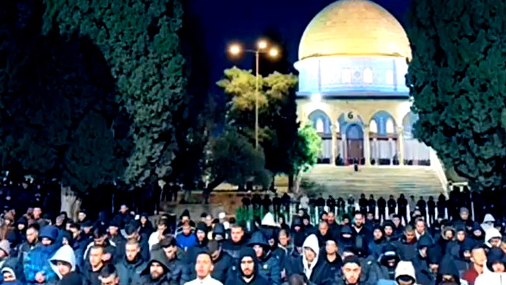 على الرغم من التقييدات| عشرات الآلاف يؤدون صلاة فجر الجمعة الثانية من رمضان المبارك في رحاب المسجد الأقصى