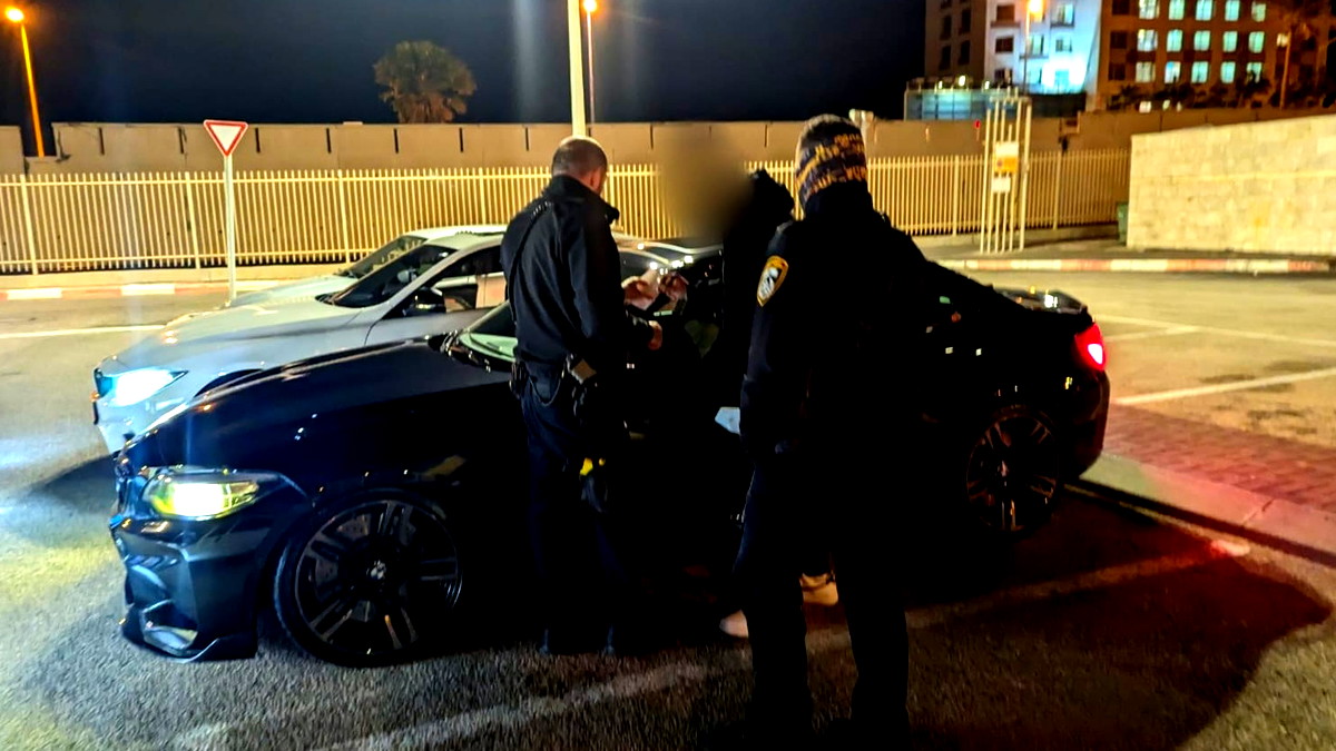 حيفا: تحرير 27 مخالفة وإنزال 12 مركبة مُعدلة من الطريق منعًا لإزعاج المحتفلين بعيد المساخر