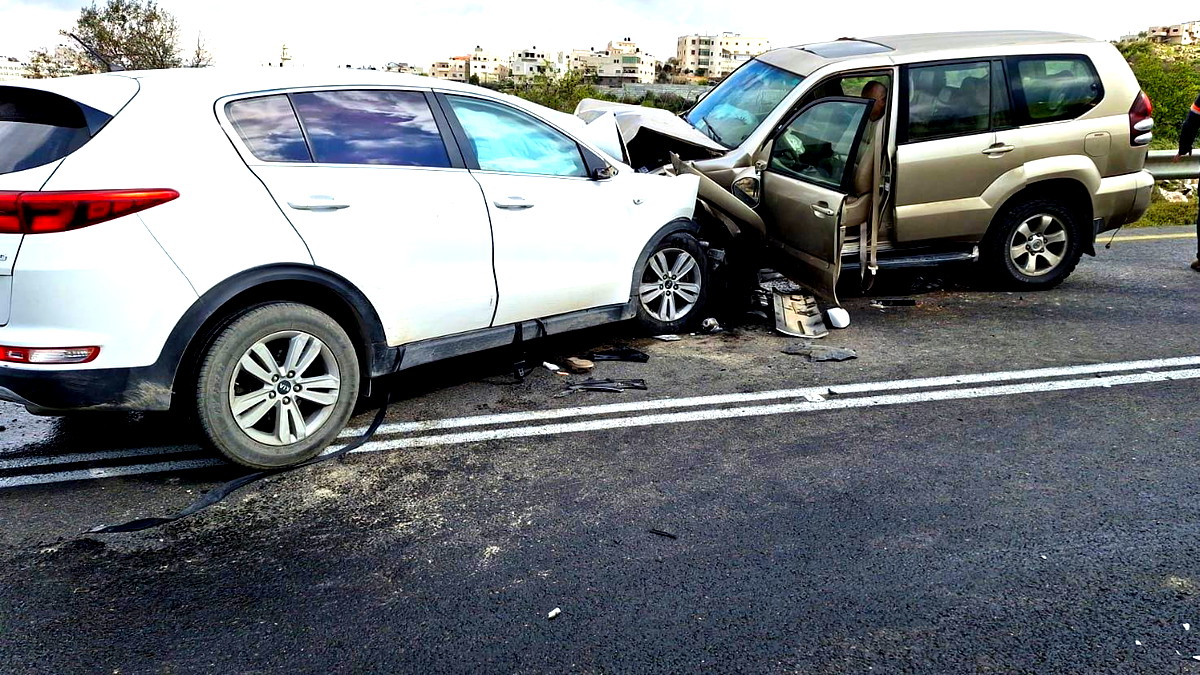 مصرع رجل وسيدتين من الخليل واصابة 6 اسرائيليين بجراح متفاوتة اثر حادث طرق وقع بين مركبتين على شارع 60