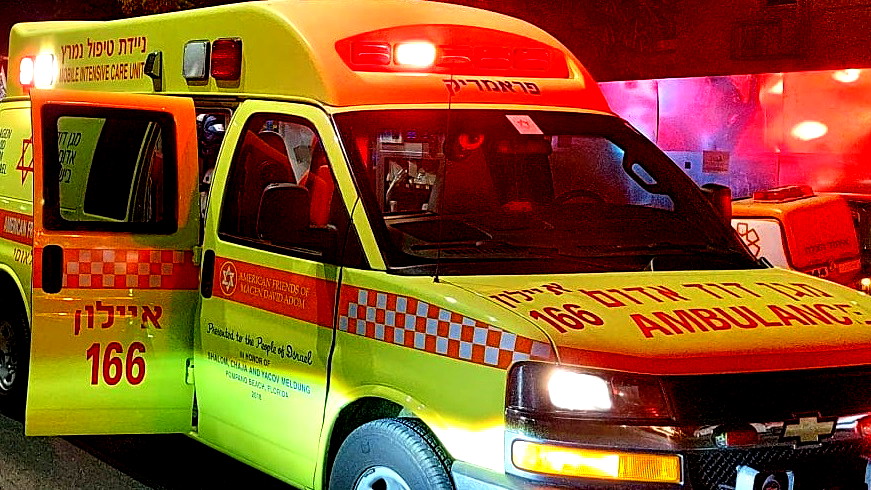 اصابة شابين بجراح متوسطة اثر انقلاب تركتورون على شارع 7269 بالقرب من بلدة اكسال