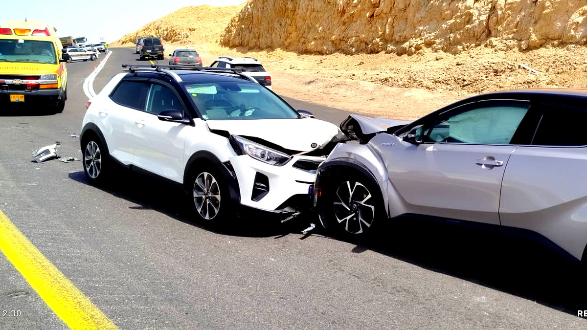 النّقب: إصابة 4 أشخاص بينهم امرأة (60 عامًا) بحالة متوسّطة إثر حادث طرق وقع بين مركبتين على شارع 25