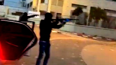 مجموعة مسلحة تهاجم محال تجارية في الزرازير وتوثق الهجوم!.. فيديو