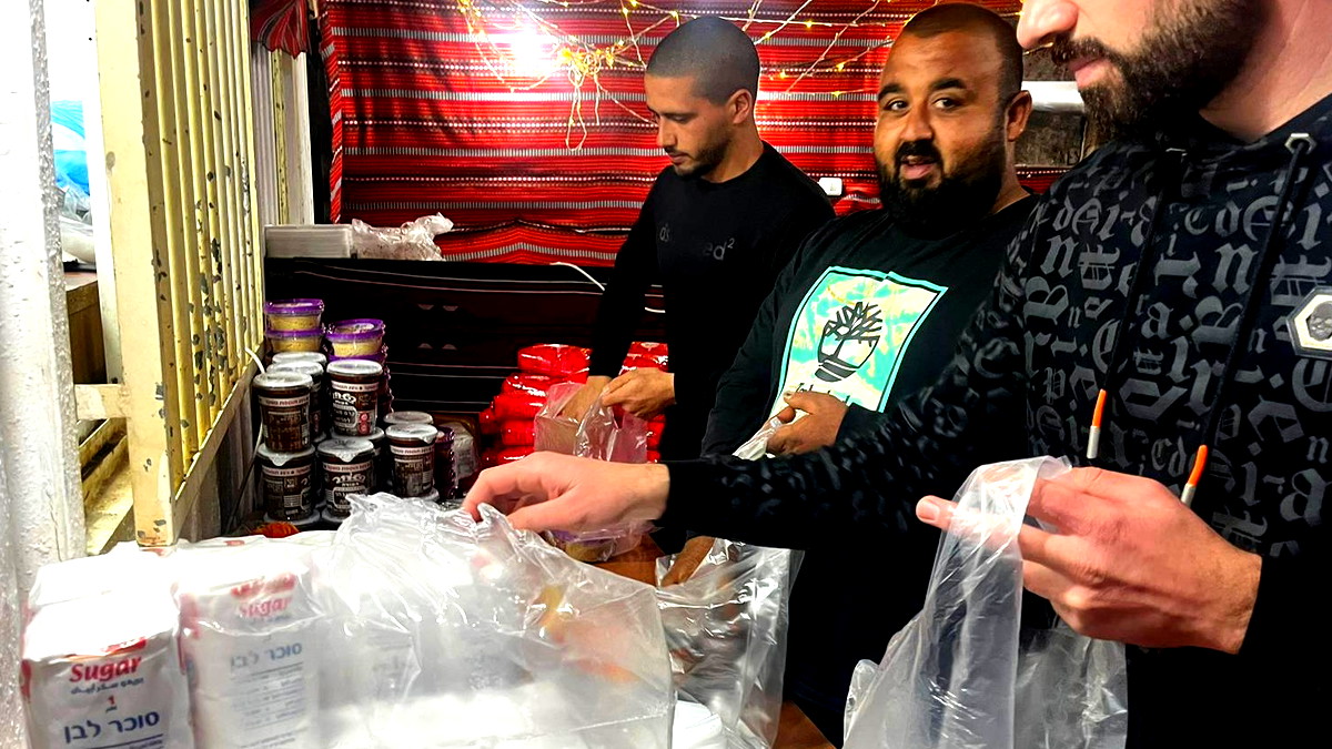 مجموعة "مبادرون" الريناوية توزع عشرات الطرود الغذائية لتلبية احتياجات العائلات المتعففة