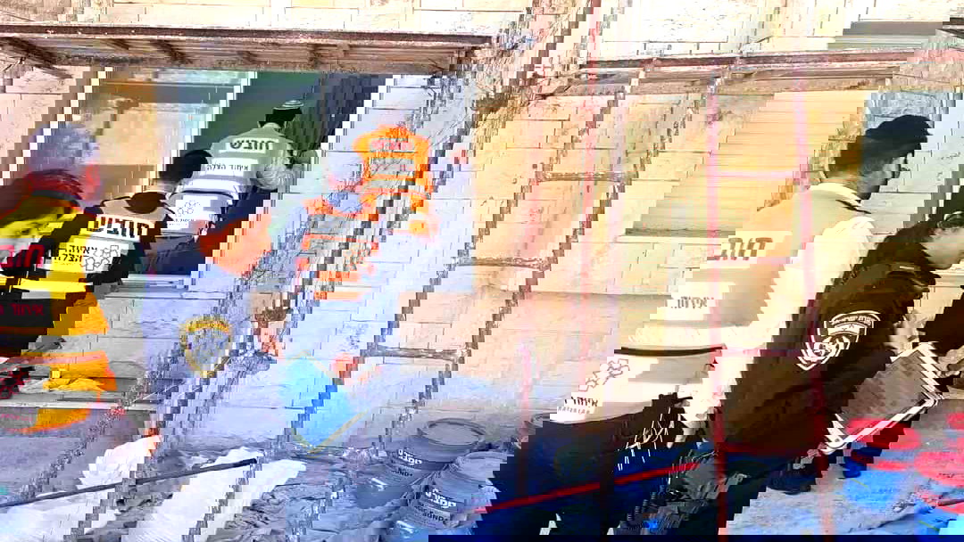 مصرع عامل (60 عامُا) من شعب متأثرًا بجروحه الحرجة عقب سقوطه عن ارتفاع خلال عمله بورشة بناء في كريات آتا