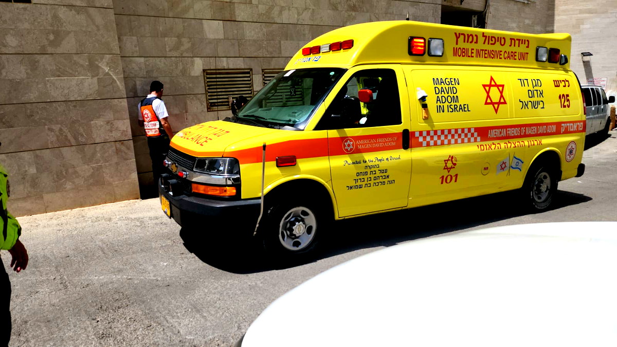 اصابة 7 اشخاص بجراح متفاوتة اثر انقلاب حافلة على شارع 4491- بينهم سيدة فاقدة للوعي