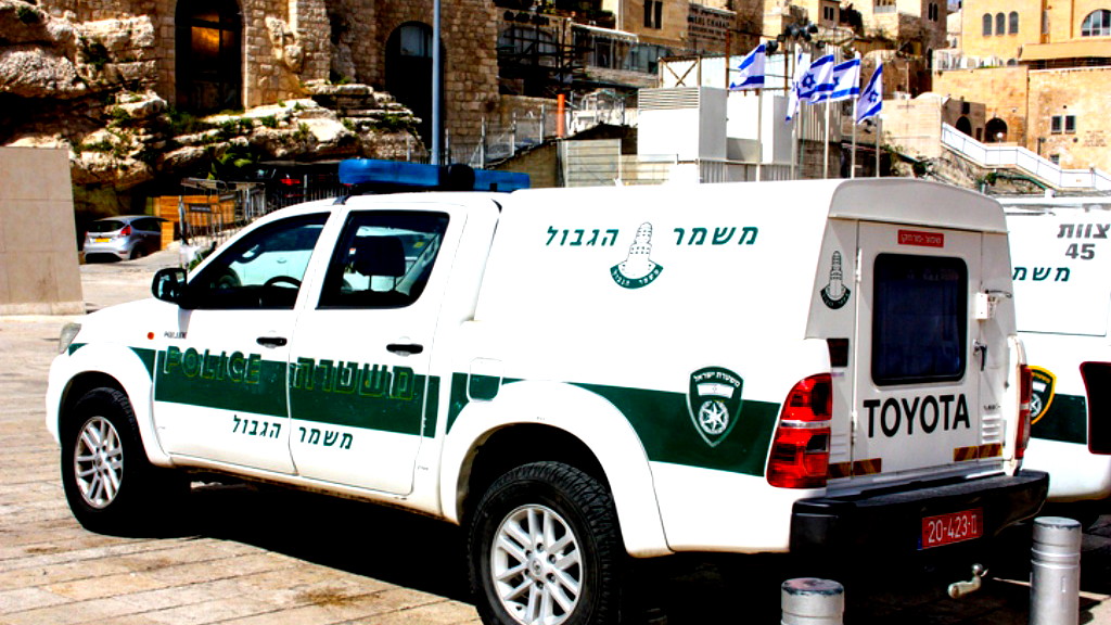 خلال نشاط الشرطة- اعتقال ثلاثة شبّان بشبهة حيازة طيور محميّة وأسلحة ومواد يشتبه بأنها مخدرات في مدينة القدس