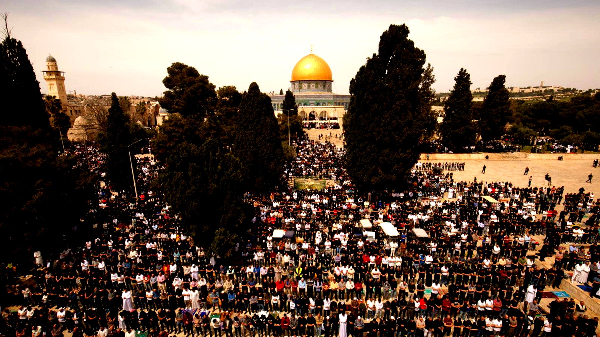 الاوقاف الاسلامية في القدس: 125 الف مصلٍ أدوا اليوم صلاة الجمعة الثالثة من شهر رمضان المبارك في رحاب المسجد الاقصى