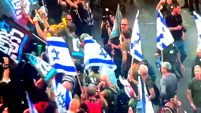 توافد الاف المتظاهرين إلى محيط الكنيست وسط مواجهات تخللها إحراق علم إسرائيل - نتنياهو: انتخابات مبكرة ستكون لصالح حماس