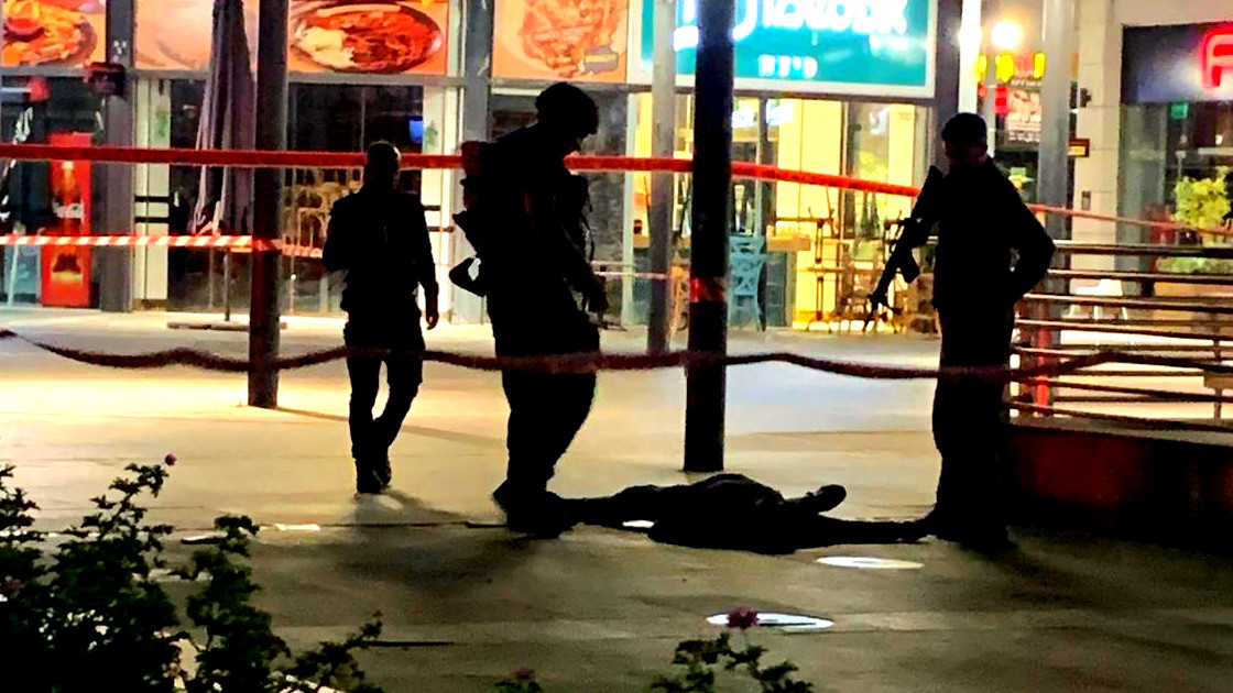 عملية طعن تسفر عن 3 إصابات خطيرة قرب مجمع تجاري في غان يافنيه بالجنوب