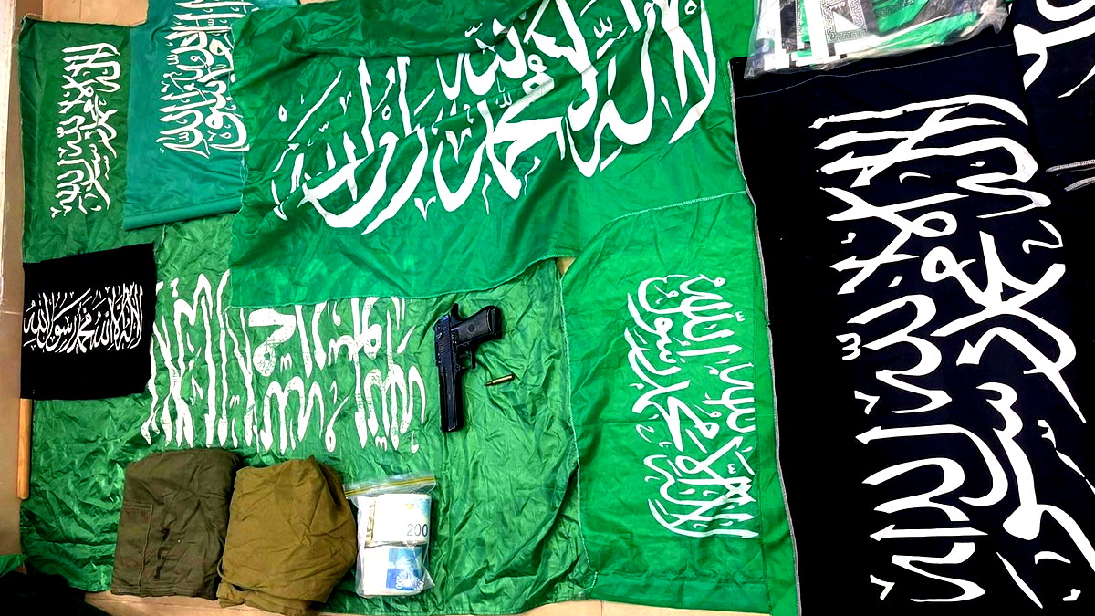 اعتقال زوجين (41،51 عامًا) من القدس بشبهة حيازة اعلام منظمتي حماس وداعش ومسدس ومبلغ كبير من المال