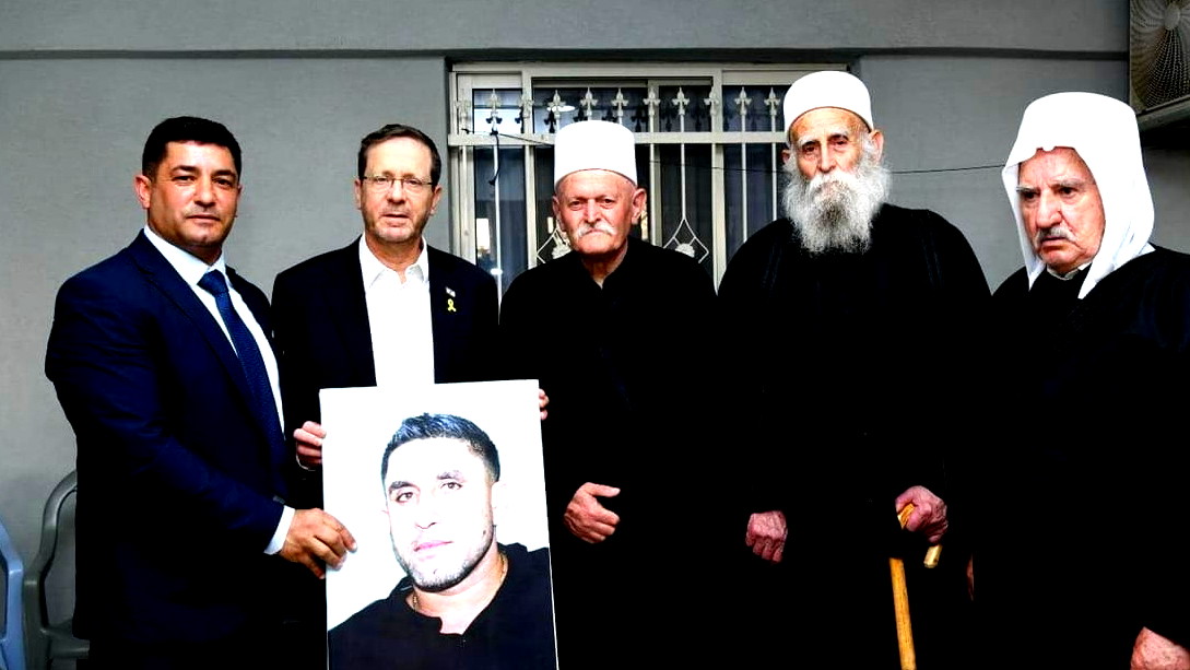 رئيس الدولة يتسحاق هرتسوغ يقوم بتعزية عائلة بشارة في عين قنية