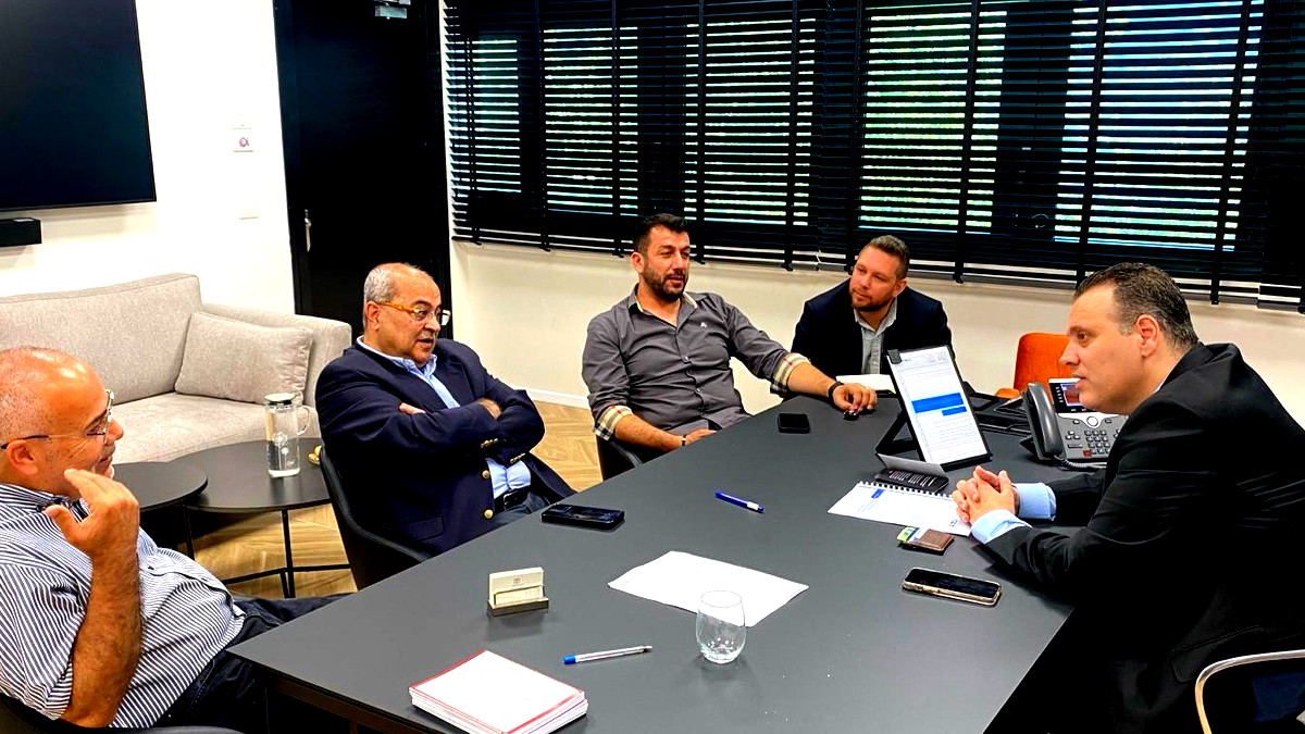 رئيس ادارة مكابي أبناء الرينة سعيد بصول يجتمع مع وزير الرياضة بمبادرة الطيبي