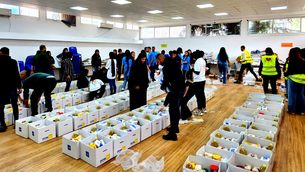 بنك لئومي يواصل العطاء في رمضان ويوزّع من خلال فروعه آلاف الطرود الغذائية على عائلات في المجتمع العربي