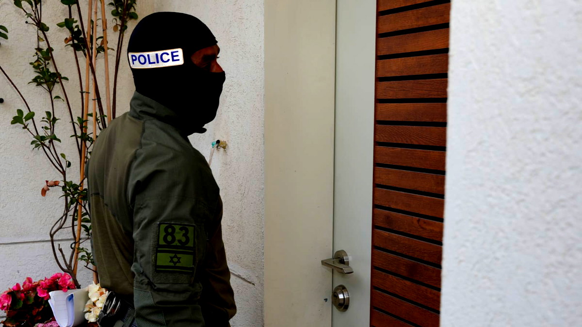 اعتقال محامية بشبهة نقل معلومات ورسائل لاعضاء منظمات اجرامية- بعضهم في السجون