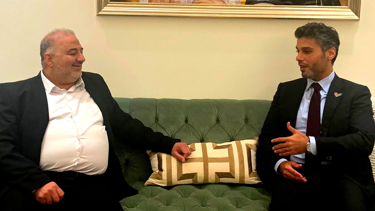 النائب منصور عباس يشكر السفير الإماراتي على تجاوبه بتخصيص منح دراسية في الجامعات الإماراتية لطلابنا العرب