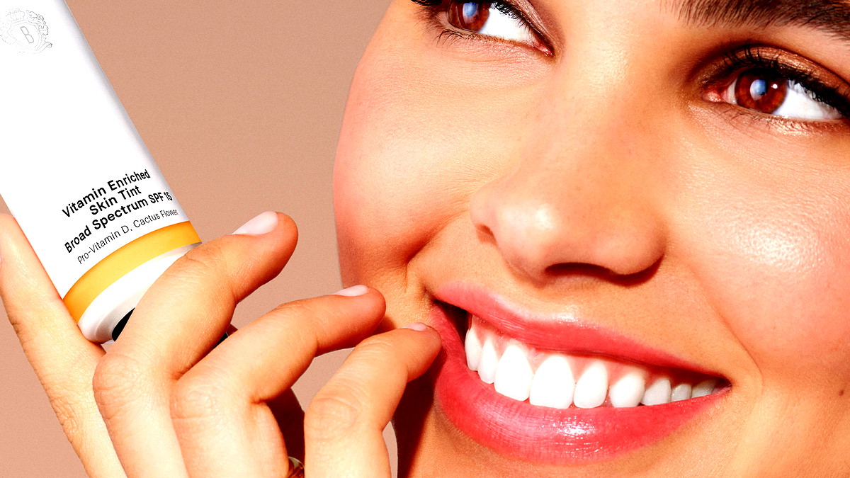 ماركة الماكياج المرموقة والمهنية Bobbi Brown توسّع خط إنتاجها من الكريم المرطّب الأيقوني Vitamin Enriched 