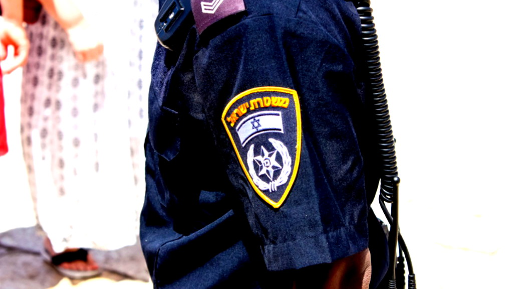 خلال نشاط الشّرطة- إنقاذ راكب أمواج  (36 عامًا) علق وسط البحر في مدينة تل أبيب