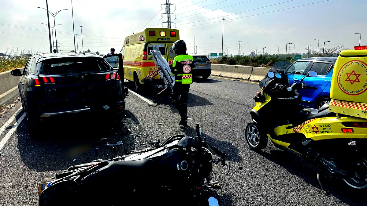 مركز البلاد: إصابة متوسّطة لشاب (30 عامًا) من جرّاء حادث طرق وقع بين مركبة ودراجة نارية على شارع 471