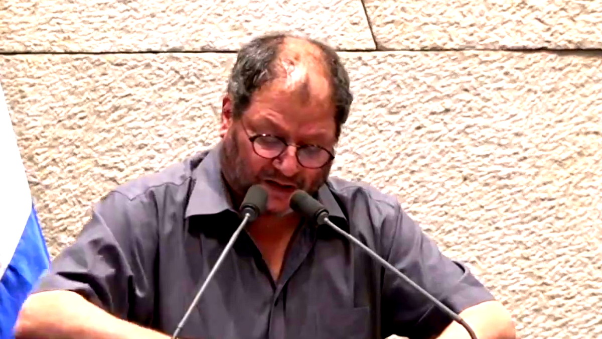 إخراج النائب كسيف من هيئة الكنيست بعد خطاب أثار غضب نوّاب اليمين صرّح فيه: العدوان على مستشفى الشفاء جريمة حرب