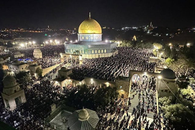 في مشهد مهيب.. 200 ألف مصل يحيون ليلة القدر في المسجد الأقصى المبارك