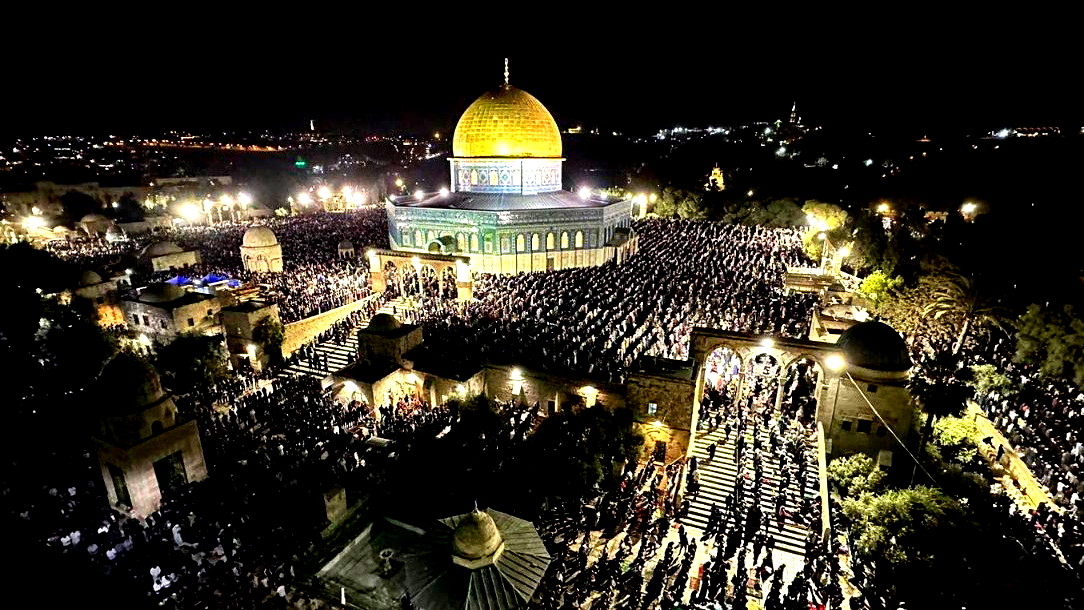في مشهد مهيب.. 200 ألف مصل يحيون ليلة القدر في المسجد الأقصى المبارك