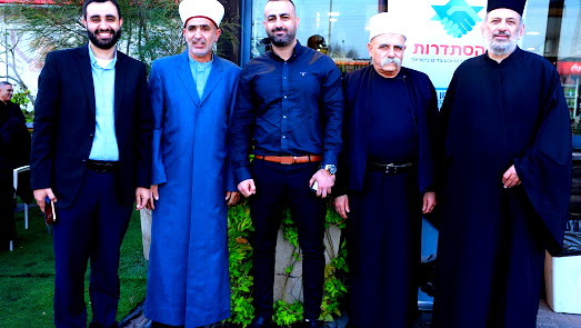 استضافة عشرات السّكان الذين تم إجلاؤهم من منطقة عرب العرامشة لتناول وجبة الإفطار على يد نائب رئيس وحدة سيف ومدير المعهد العربي في بيت باريل