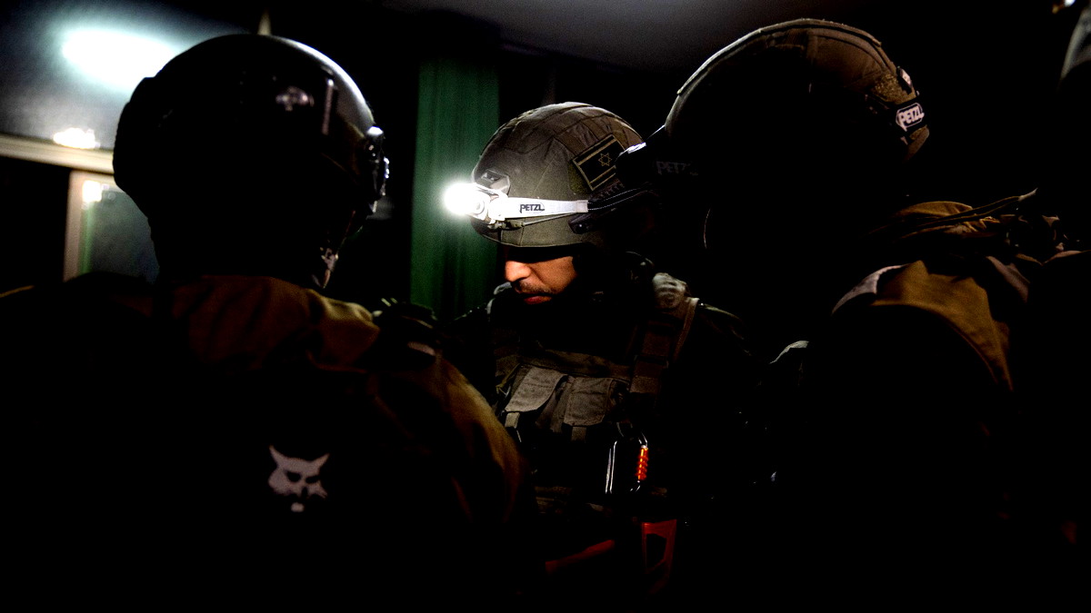 قوّات الجيش الإسرائيلي: مسح بيت الشّاب الذي نفّذ عملية الطّعن في غان يافنيه ... والقضاء على شاب ألقى عبوات ناسفة باتجاه المقاتلين في طولكرم