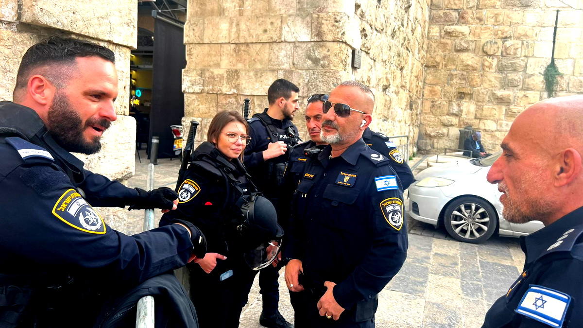 الجمعة الأخيرة من رمضان| اعتقال 16 شخصًا بينهم من سكان نابلس بشبهة القيام بأعمال تحريض وإطلاق الألعاب النارية في الحرم القدسي ومحيطه 