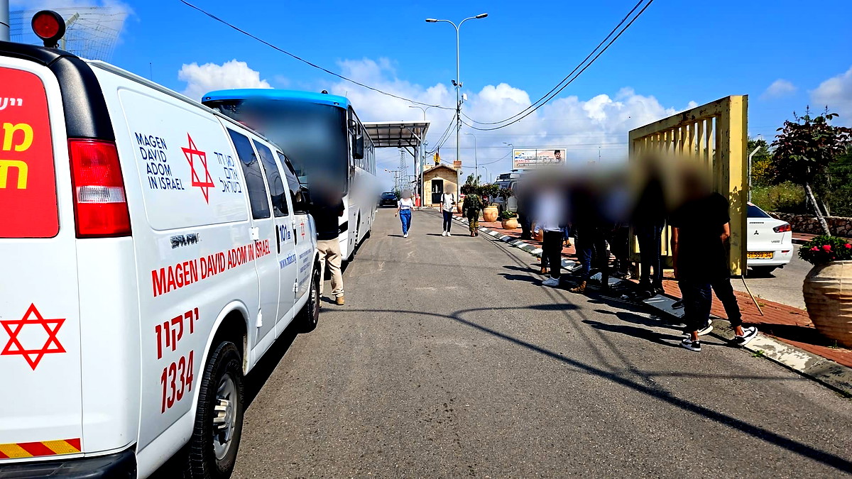 اصابة شابة (19 عامًا) بجراح خطيرة واخر بجراح متفاوتة اثر عملية اطلاق نار على حافلة ومركبة على شارع 55- المنفذ لاذ بالفرار