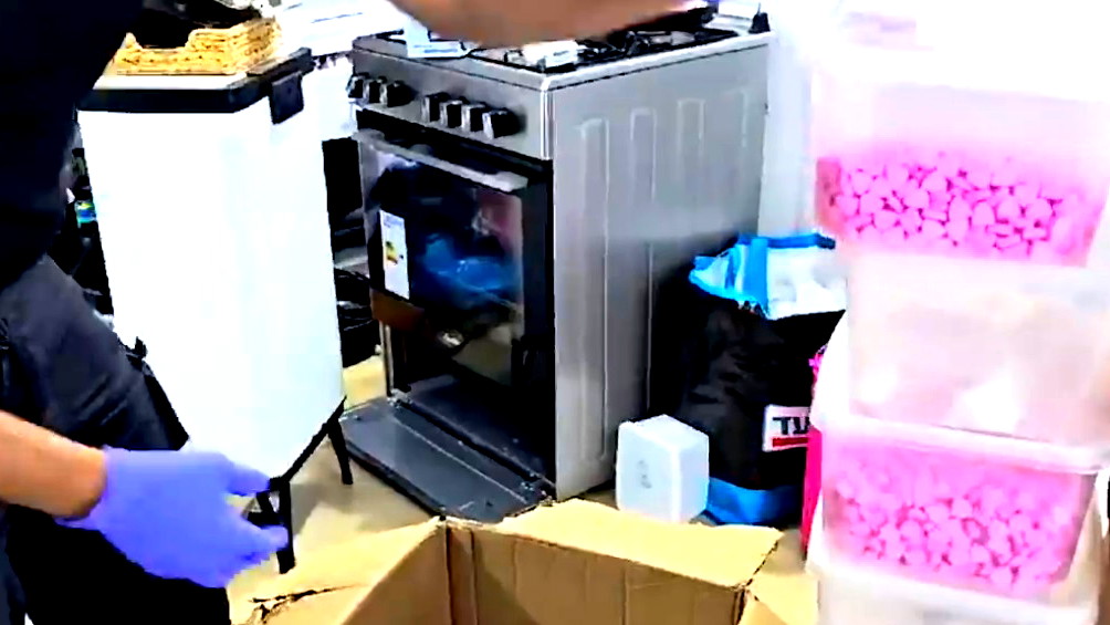 اعتقال سبعة اشخاص من الرملة واللد بشبهة حيازة مخدرات خطيرة بقيمة عشرات ملايين الشواقل ومبلغ مالي داخل منزل وبوجود اطفال