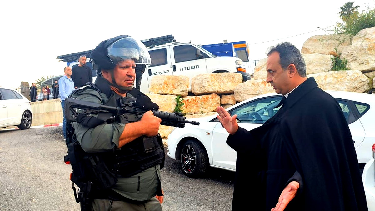 باقة الغربية: الشرطة تقتحم خيمة عزاء الاسير وليد دقة ومنزل عائلته وتعتقل شخصين