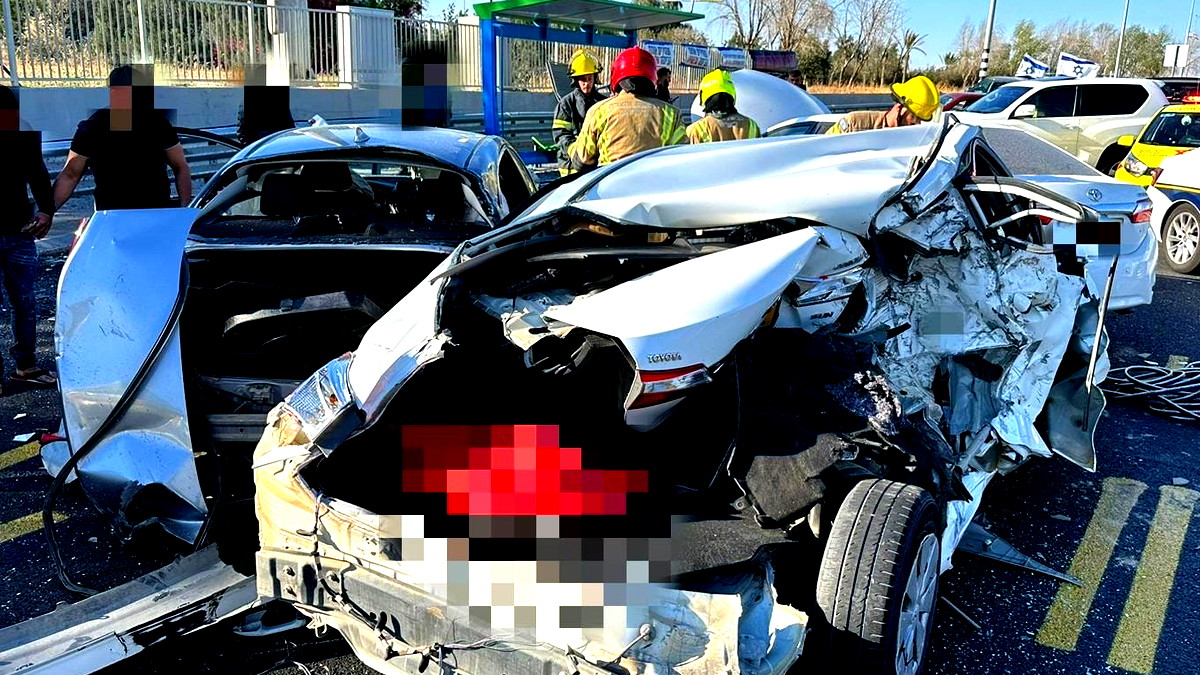 اصابة 4 اشخاص بجراح متوسطة وطفيفة اثر حادث طرق وقع بين 3 مركبات على شارع 60