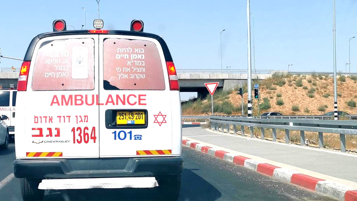 اصابة فتى (16 عاما) بجراح خطيرة اثر انقلاب تركتورون في بير هداج بالنقب