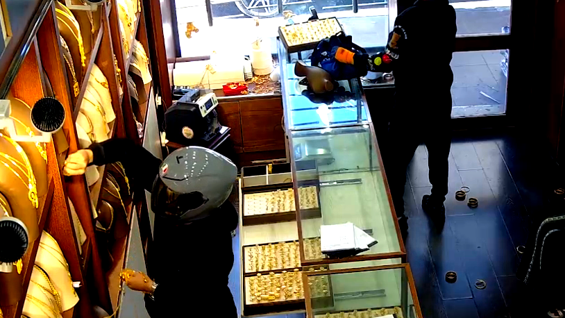 اتهام 5 شبان من الطيبة وجلجولية بالسطو على محل مجوهرات في طولكرم وسرقة مجوهرات وأموال وشيكات بقيمة 1.7 مليون شيكل