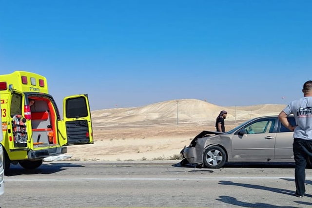 إصابة 7 أشخاص من بينهم طفلة (6 أعوام) وامرأة (53 عامًا) بجروح خطيرة إثر حادث طرق وقع بين مركبتين في النّقب