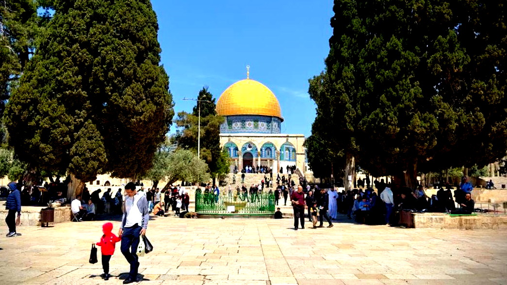 توافد آلاف المصلين إلى المسجد الأقصى المبارك لأداء صلاة الجمعة في ثالث أيام عيد الفطر