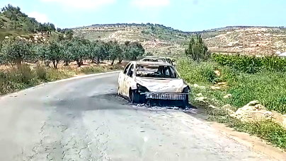 بالفيديو- حرق العديد من سيارات الفلسطينين عقب هجوم مجموعات المستوطنين على بلدة المغير يوم أمس