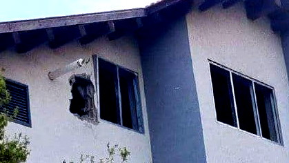 سقوط صاروخ مباشر على منزل وإصابة جندي إسرائيلي بجروح خطيرة اثر تفجر مسيرة انتحارية بالجليل الأعلى 