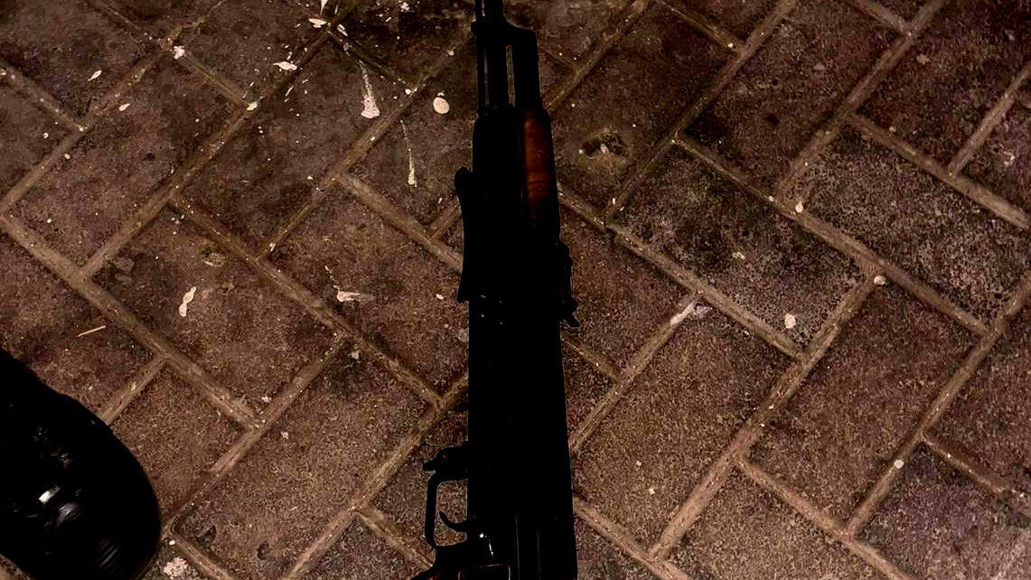 اعتقال قاصر وشاب من اللد بشبهة حيازة سلاح كلاشينكوف بشكل غير قانوني والهرب من الشرطة