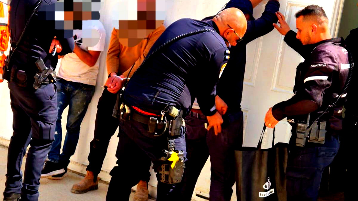 اعتقال 10 عمّال من الخليل بورشة بناء في قيسارية بشبهة الإقامة بدون تصاريح