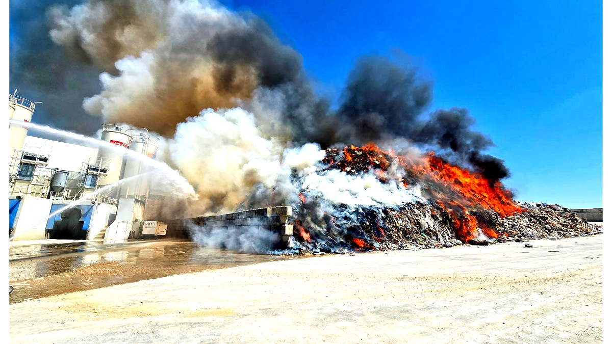 إندلاع حريق في مصنع لإعادة تدوير النفايات في بئر السّبع - لم يبلغ عن إصابات