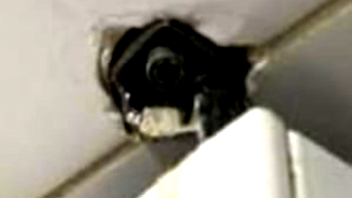 اعتقال عامل بشبهة وضع كاميرا خفيّة بمراحيض الفتيات في إحدى الكليّات بتل أبيب